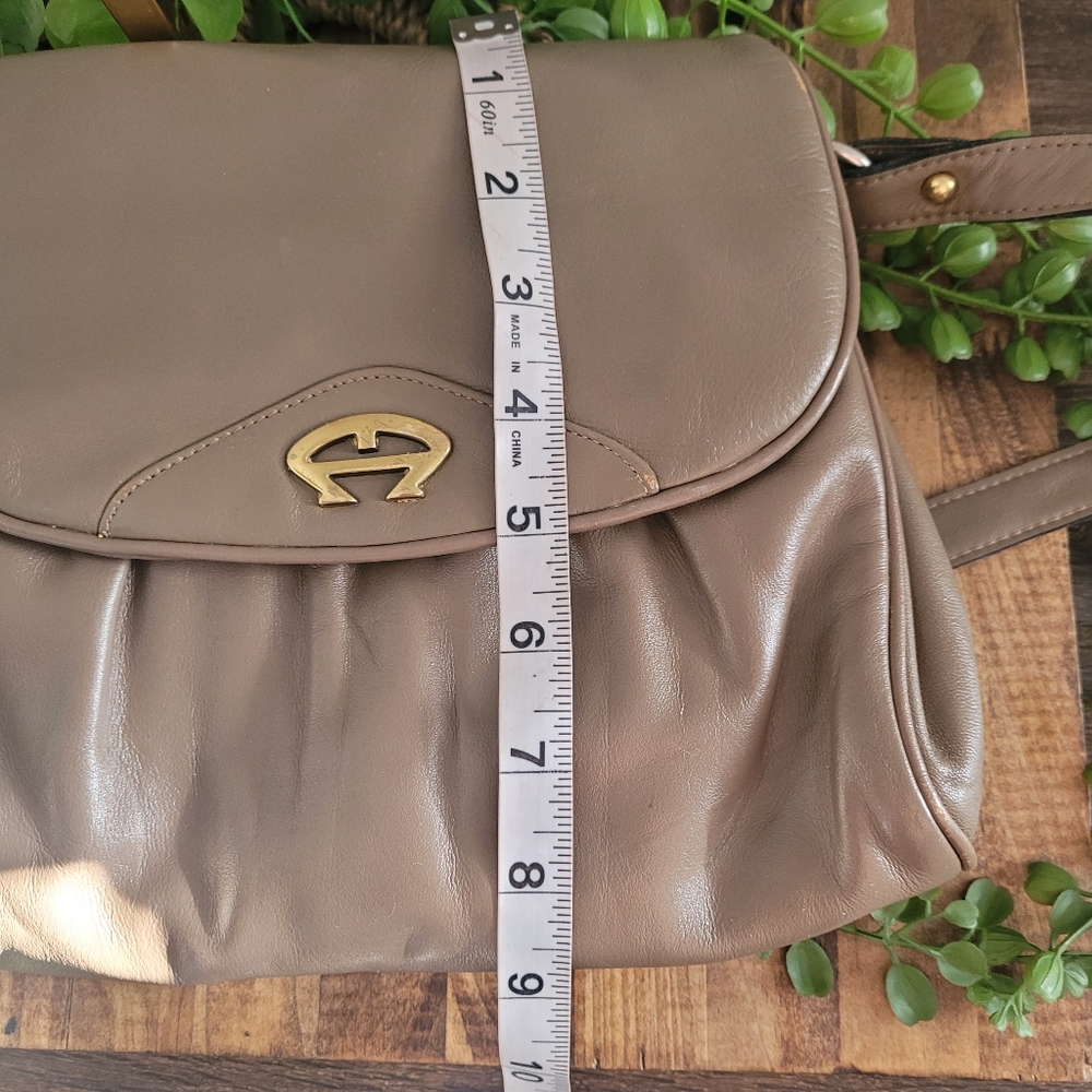 Etienne Aigner elegant taupe crossbody bag - Picture 9 of 11